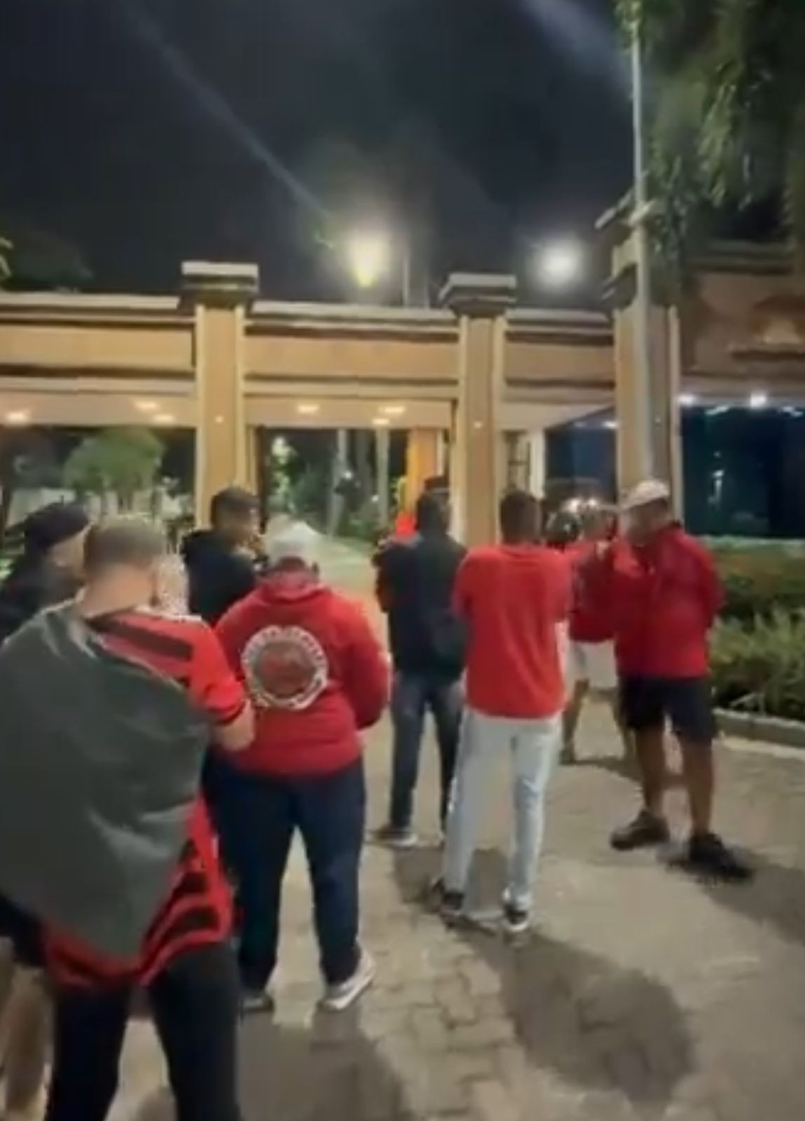 Torcedores fazem blitz na casa de Carrascal após derrota do Flamengo