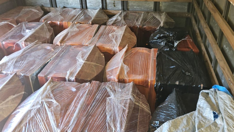 Caixões embalados dentro de caminhão, no Chile; condutor possuía mandado de prisão em aberto e habilitação irregular — Foto: Reprodução/Facebook