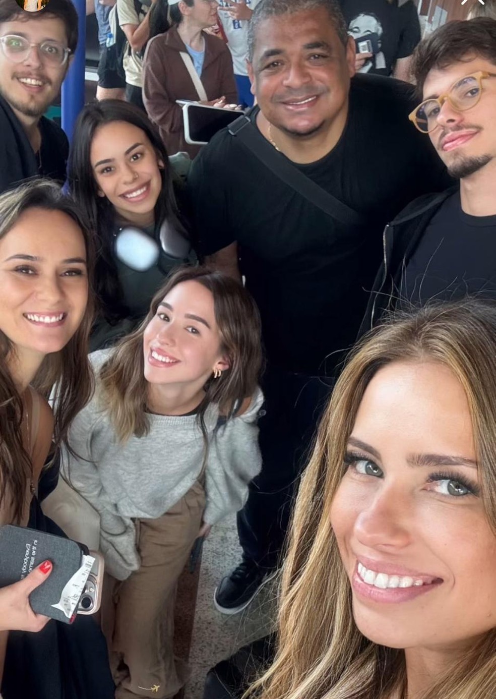 Vampeta no aeroporto com parentes da ex-mulher seguindo para os EUA — Foto: reprodução/ instagram
