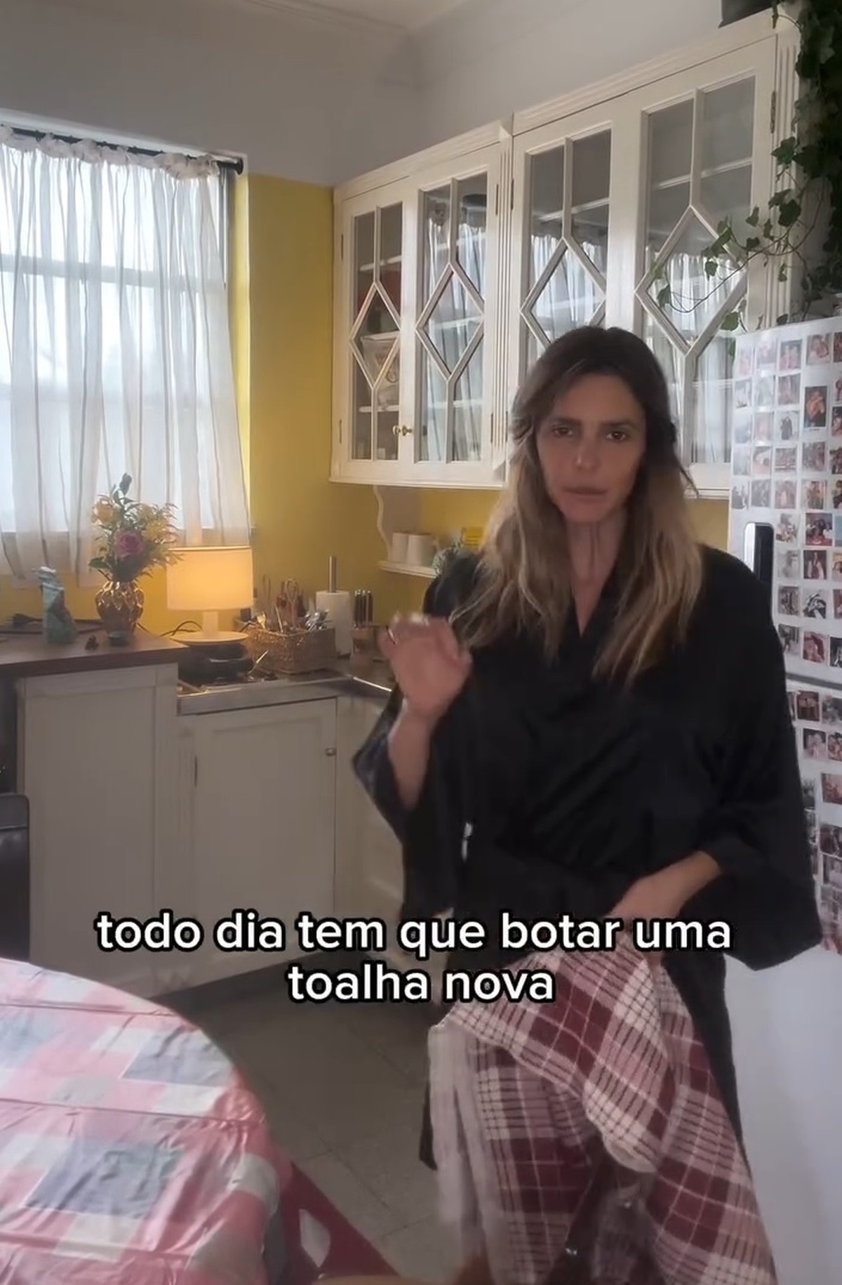 Fernanda Lima: A Toalha de Plástico que Virou Sensação nas Redes Sociais