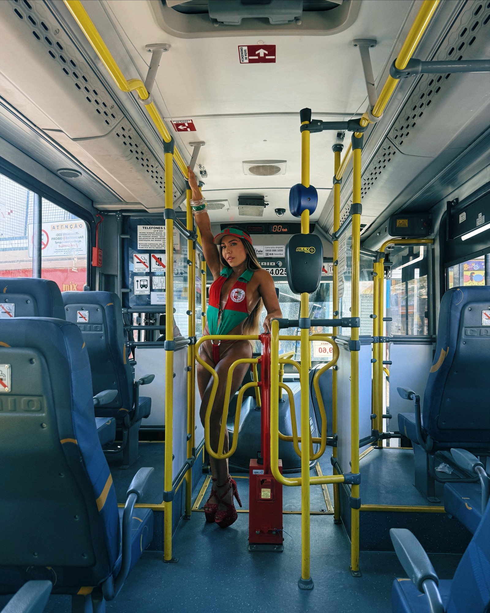 Após polêmica no Rio, Mulher Melão posa de fio-dental em trem dos EUA e ...