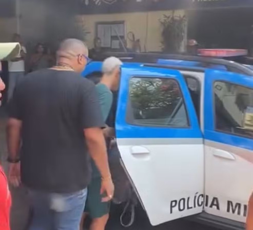Arthur é colocado na viatura
