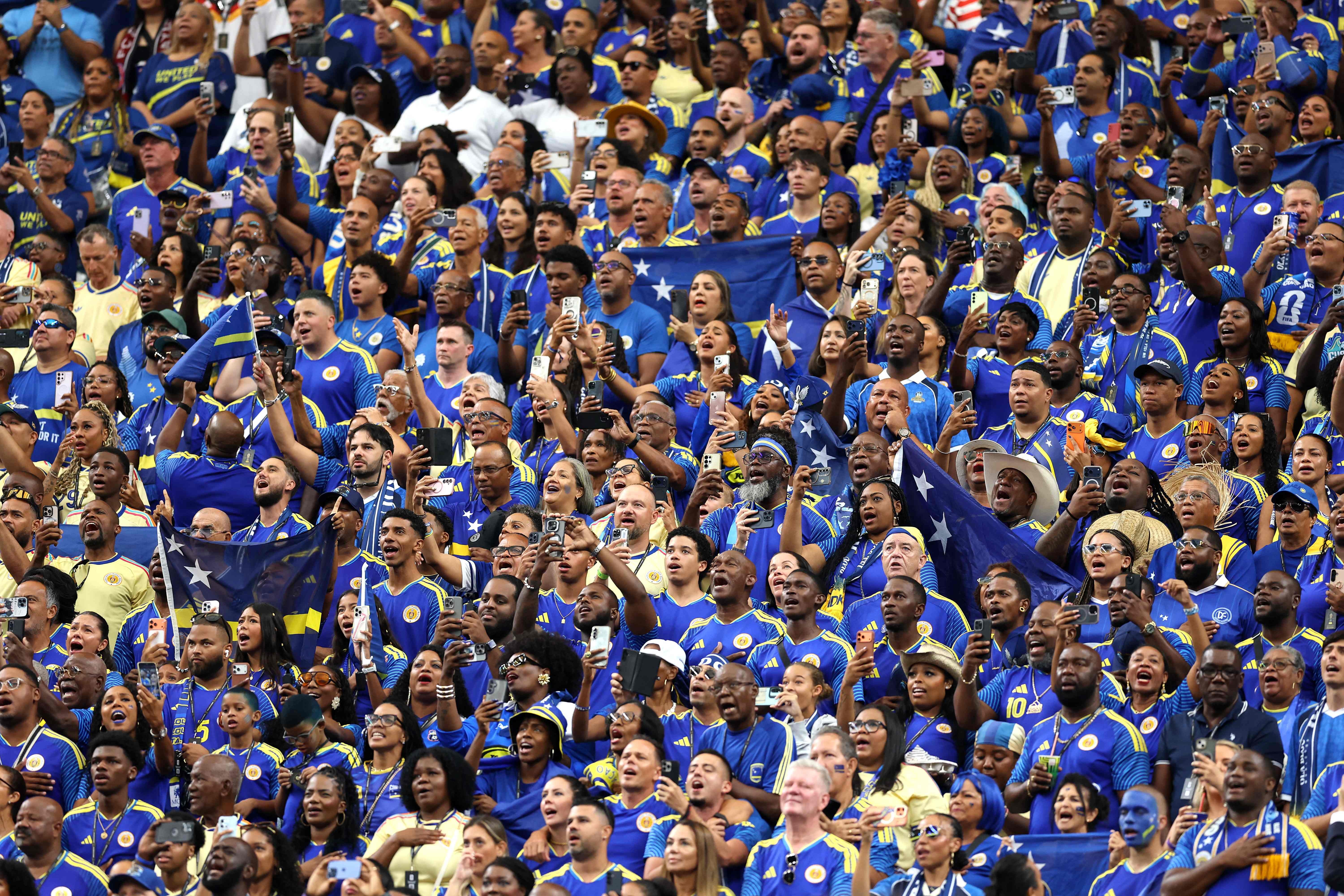 Torcida de Curaçao encara bate-volta de quase 24 horas para assistir à seleção na Copa