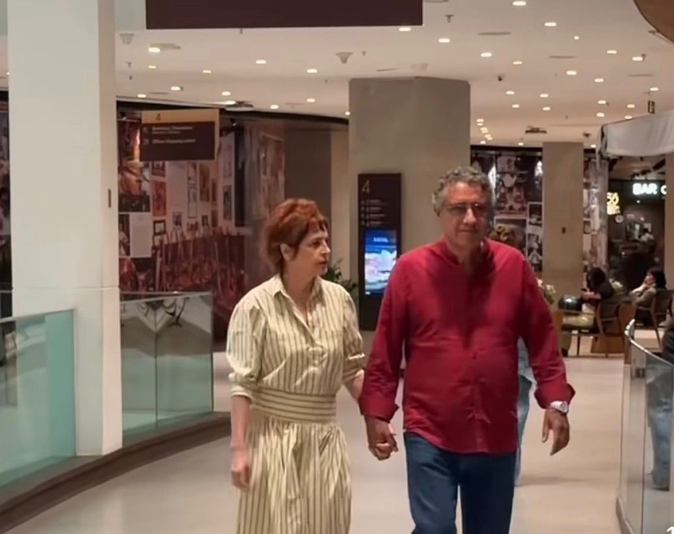 Drica Moraes circula de mãos dadas com marido após reatar casamento — Foto: Desocupado dos Famosos