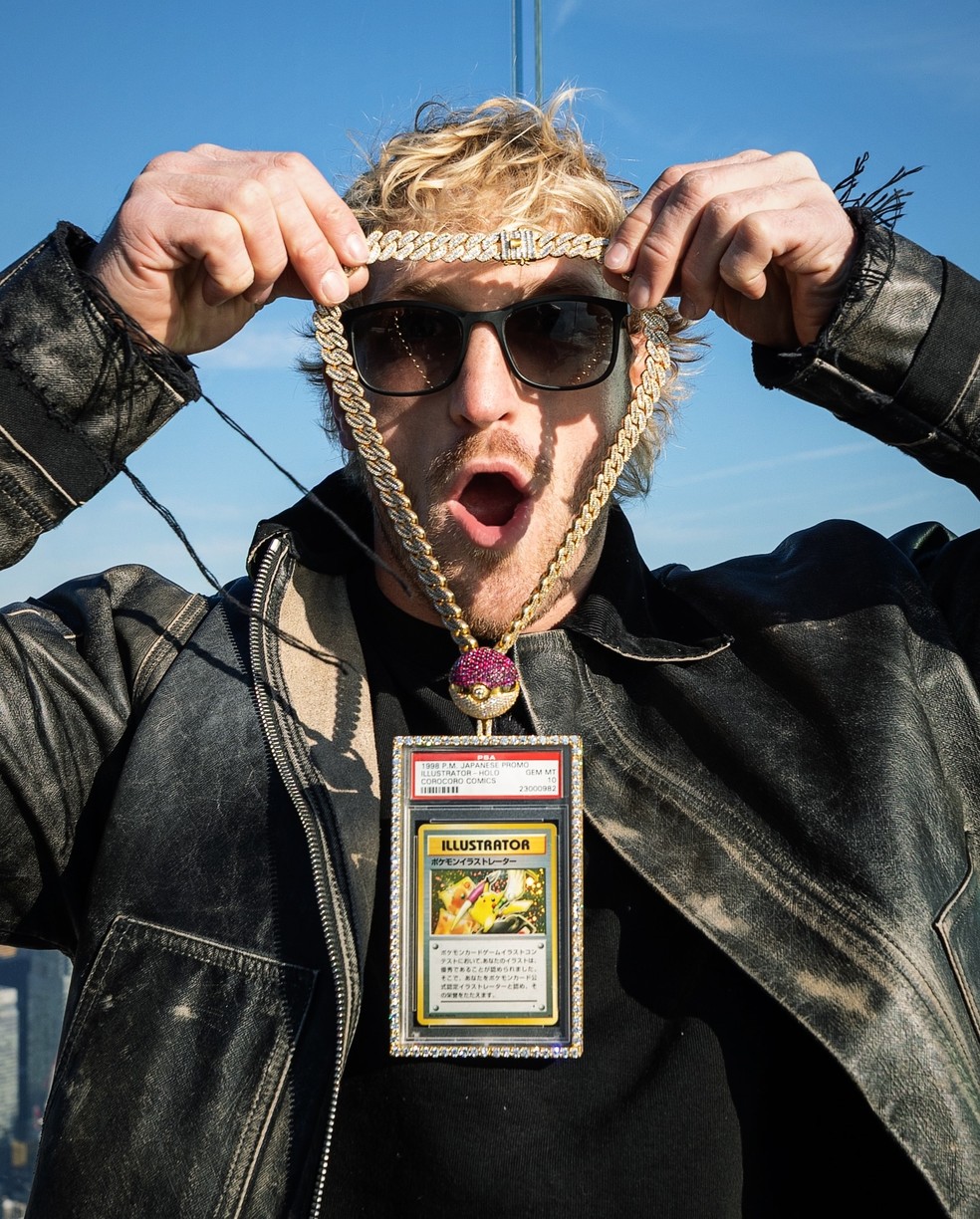 Logan Paul com colar de diamantes de carta milionária de Pokémon — Foto: Instagram/reprodução