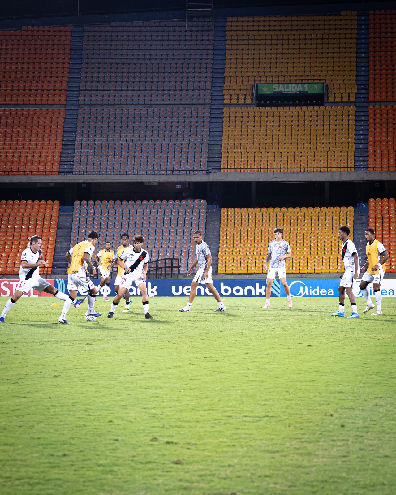 Com Vasco na ponta da zona do rebaixamento, seis campeões brasileiros tentam se desgarrar do Z4
