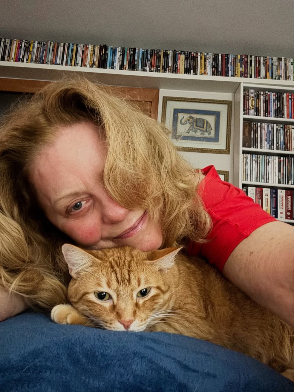 Vera Fischer, sem maquiagem nem filtro, com um de seus gatinhos — Foto: Reprodução de Instagram