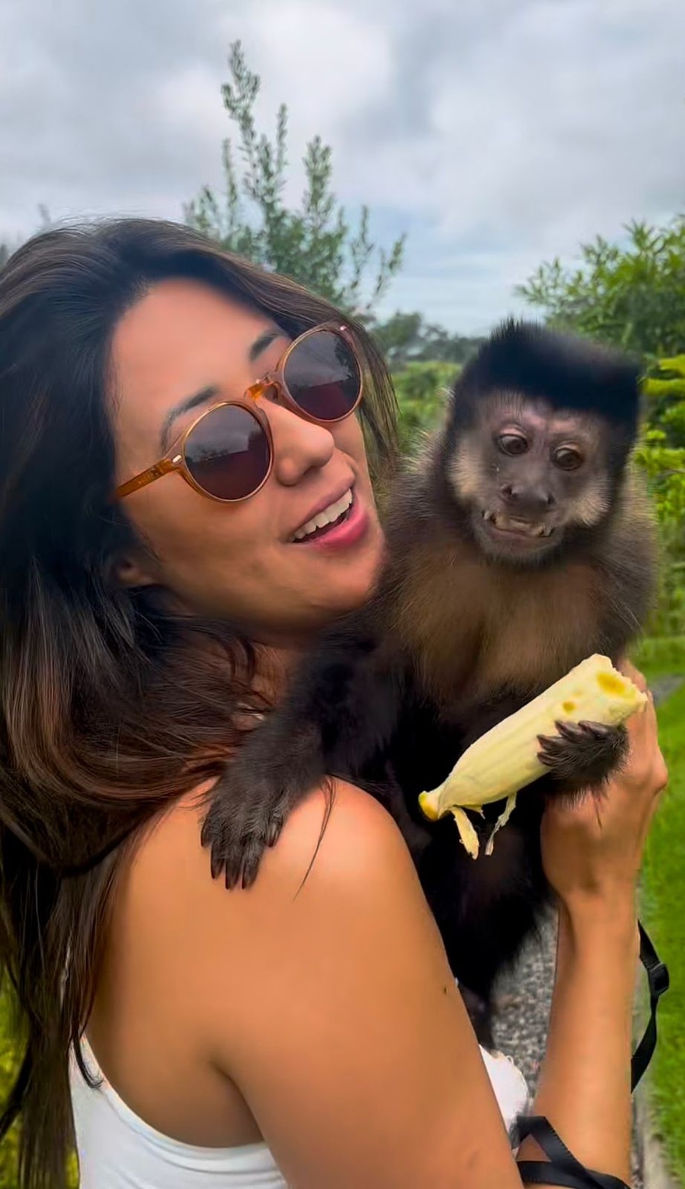 A empresária Camila Sayuri com o macaco Katu — Foto: Reprodução/Instagram