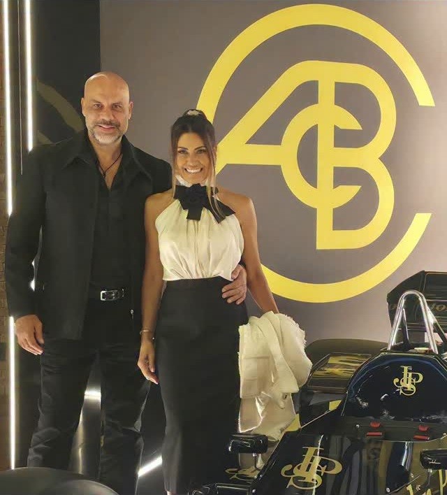 Solange Frazão aparece em clique raro com o namorado piloto: 