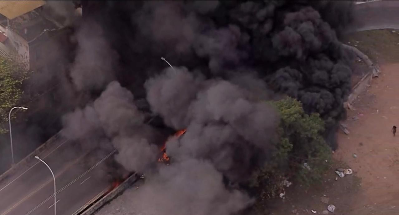 Incêndio atinge área sob viaduto no Sampaio, Zona Norte do Rio - QTU Questões do Universo