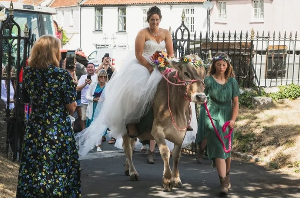 Victoria Lee foi ao seu casamento, na Inglaterra, montada na 'melhor amiga' — Foto: Reprodução