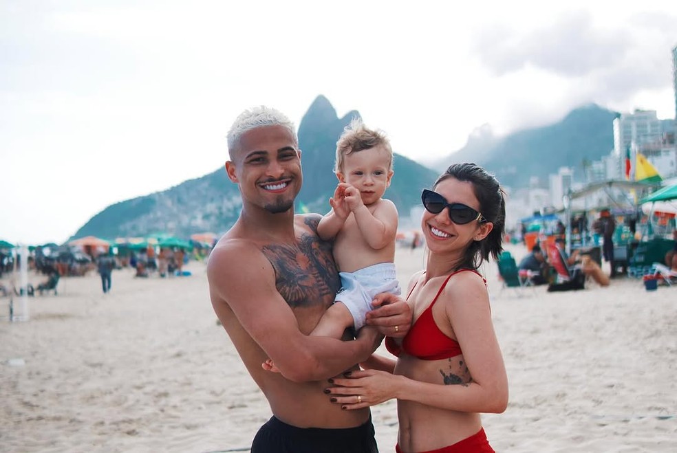 Ex-Fla convocado para a seleção, João Gomes e mulher levam filho à praia no Rio — Foto: 100 cliques/hundred/Reprodução/Instagram