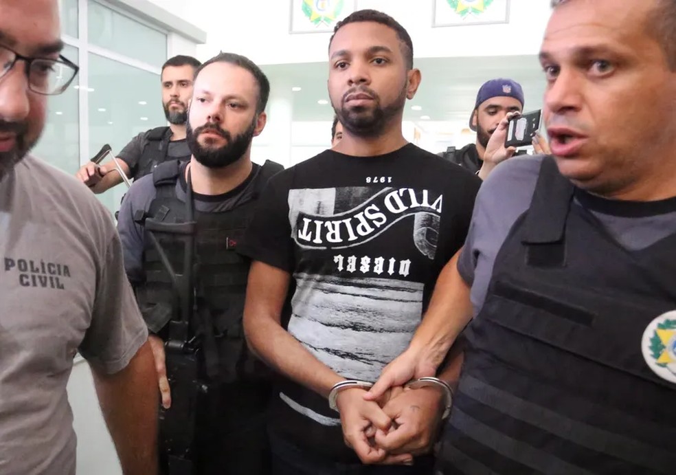 Rogério 157 é levado para a Cidade da Polícia, após ser preso em 06/12/2017 — Foto: Fabiano Rocha / Agência O Globo