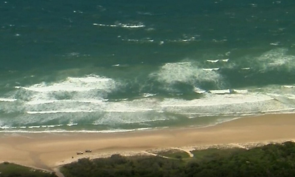Praia em K'gari onde canadense de 19 anos foi encontrada morta cercada por dingos — Foto: Reprodução