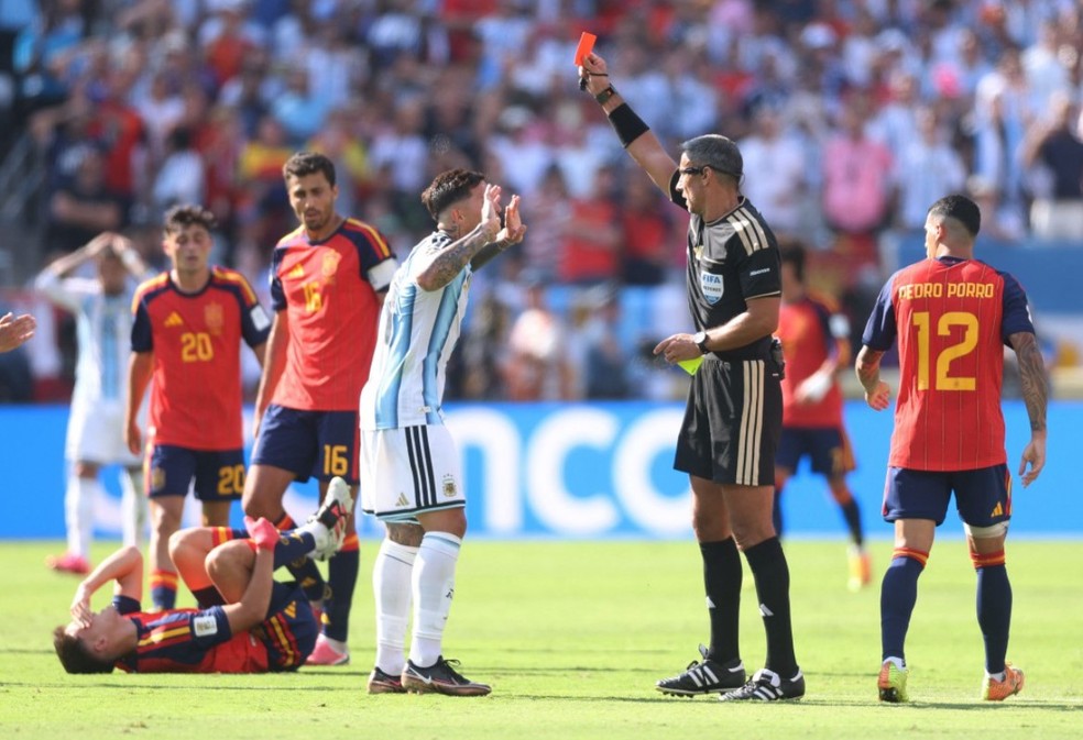 Argentino Enzo Fern&aacute;ndez foi expulso na final contra a Espanha &mdash; Foto: AFP
