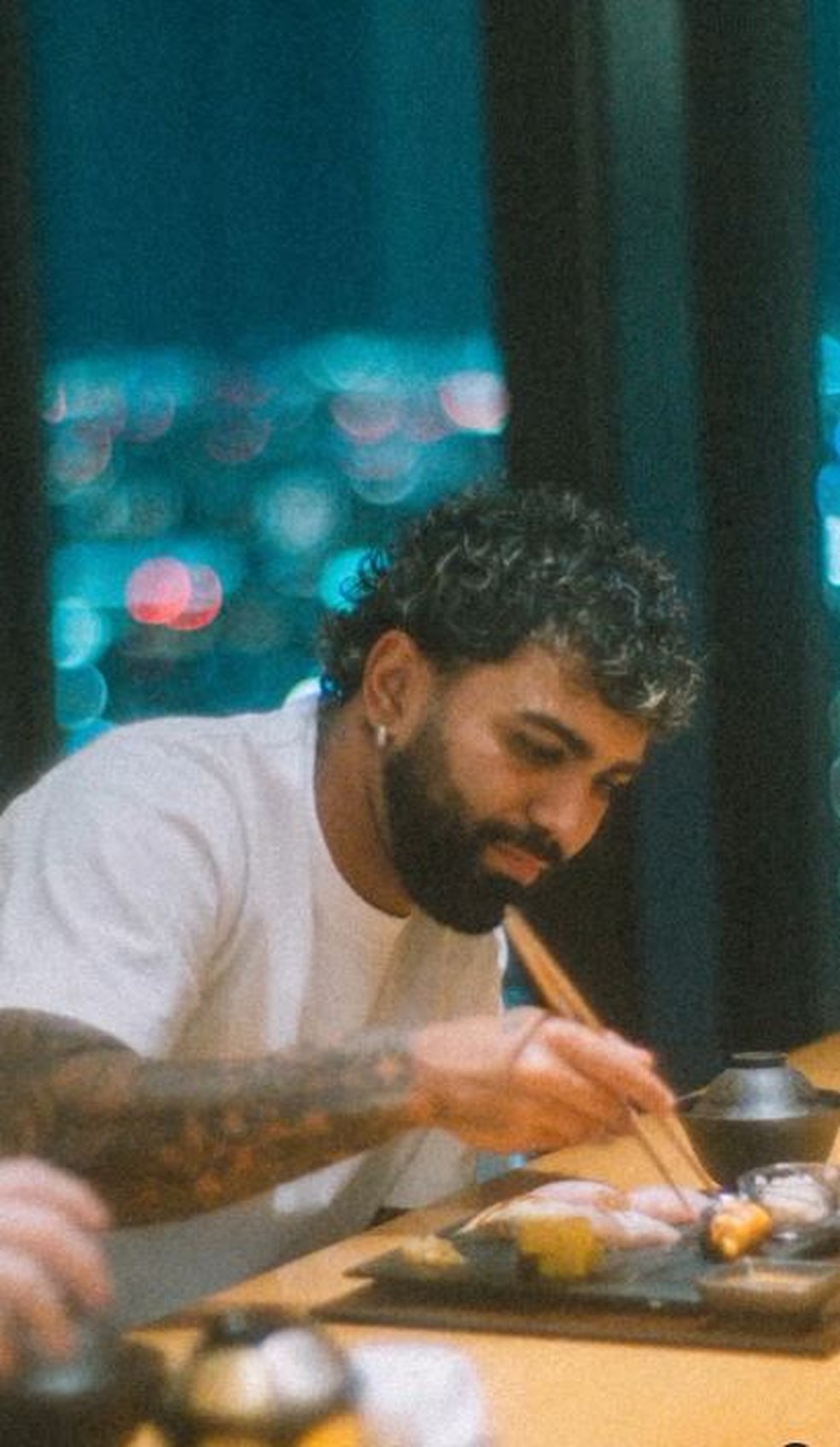 Gabigol e Rafaella reatam após viagem ao Japão — Foto: rep/ instagram