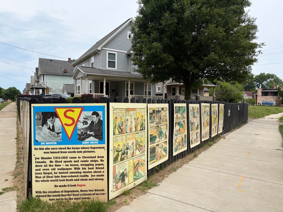 A fachada da casa onde cresceu Joe Shuster, um dos criadores do Super-Homem, exibe uma cópia da edição número da HQ do herói — Foto: Rafael Oliveira