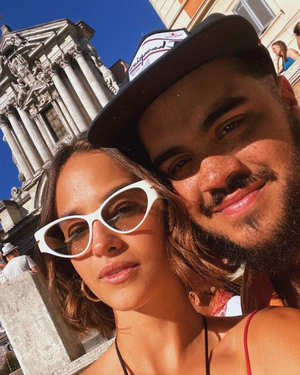 Clara Buarque curte praia em Salvador com modelo, namorada de Francisco  Gil: Que bom que a gente se tem