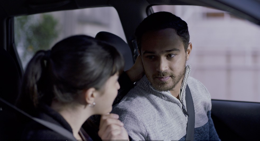 Luiza (Giovanna Rispoli) e Gabriel (André Luiz Frambach) em "Traição entre amigas": relacionamento tóxico — Foto: Divulgação