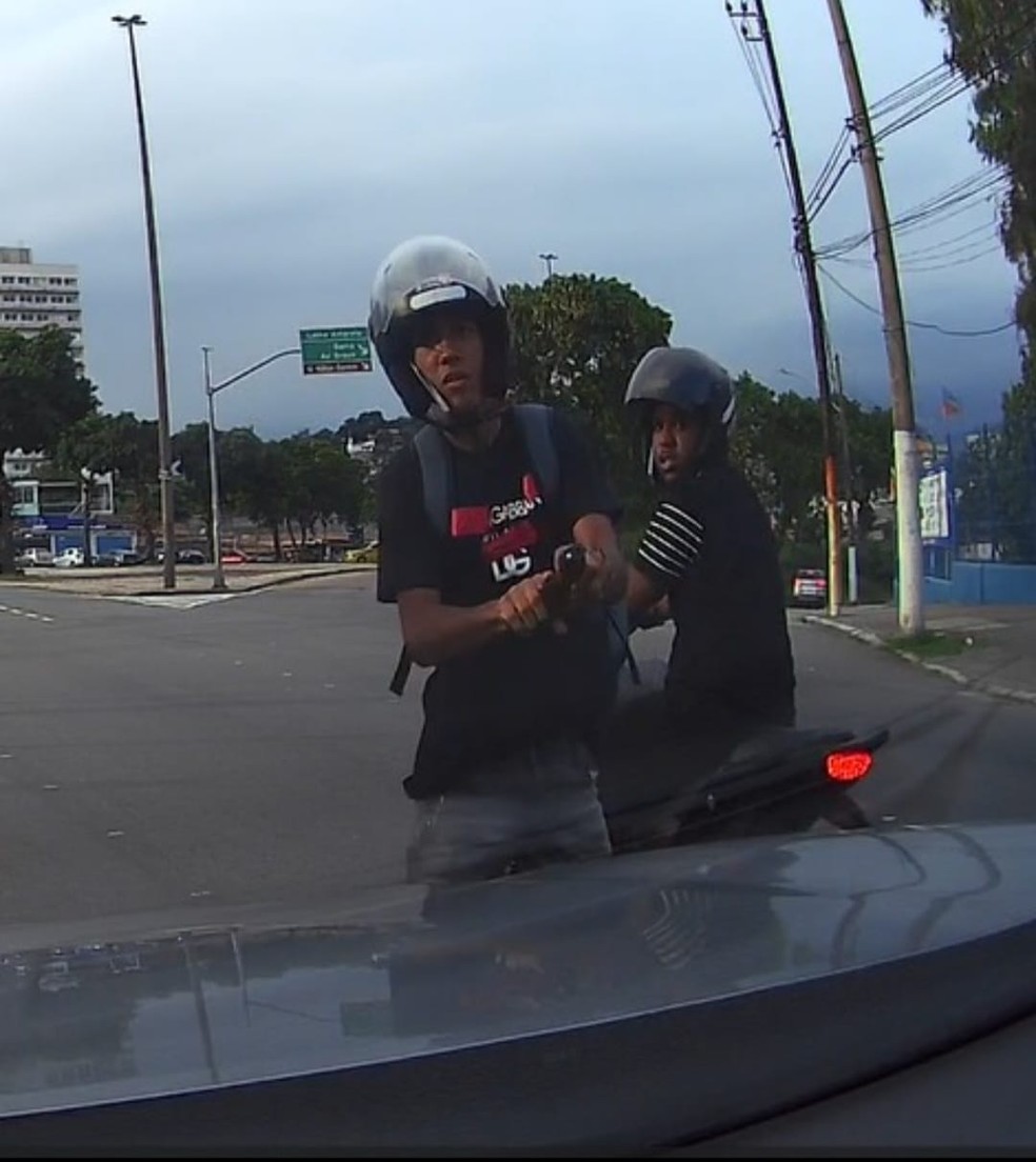 Suspeitos rendem casal de idosos em Pilares, na Zona Norte do Rio — Foto: Reprodução