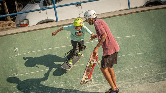 Projeto que ensina skate em praças muda realidade de 50 crianças em Itaguaí 