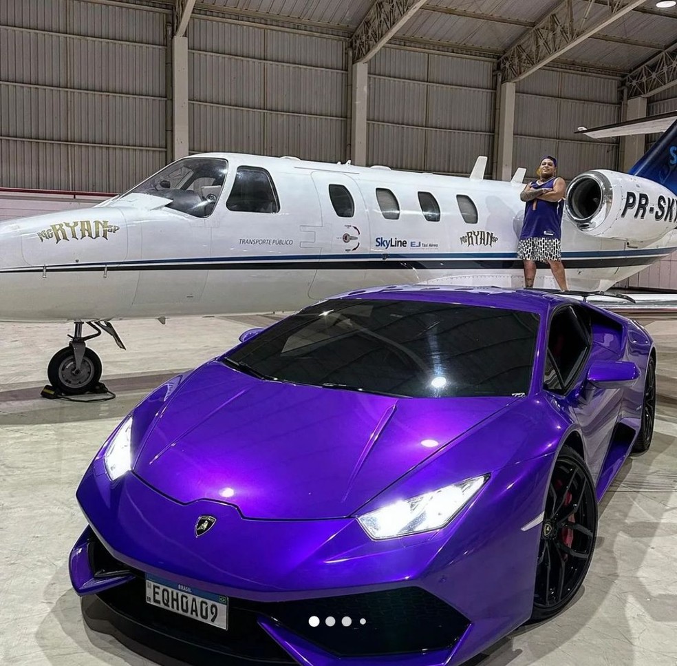 MC Ryan ostenta avião e carrão de R$ 4 milhões — Foto: Instagram