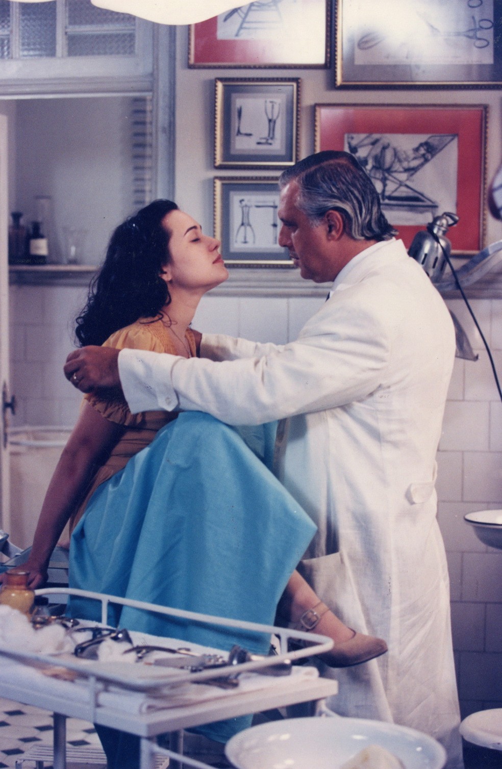 Alessandra Negrini e Antonio Fagundes em "Engraçadinha", estreia da atriz na Globo — Foto: Carlos Ivan / Agência O Globo