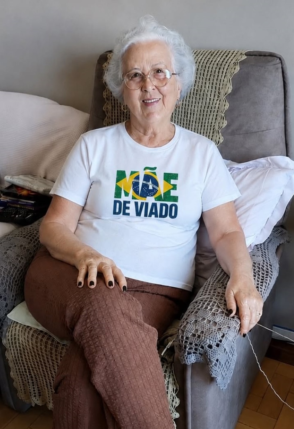 M&atilde;e de Carmo Dalla Vecchia usa camisa provocativa &mdash; Foto: Reprodu&ccedil;&atilde;o/Instagram