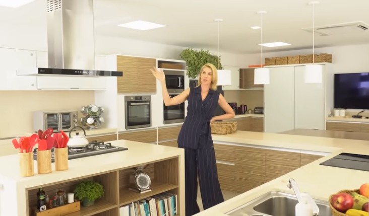 Cozinha mansão de Ana Hickmann — Foto: Reprodução/YouTube