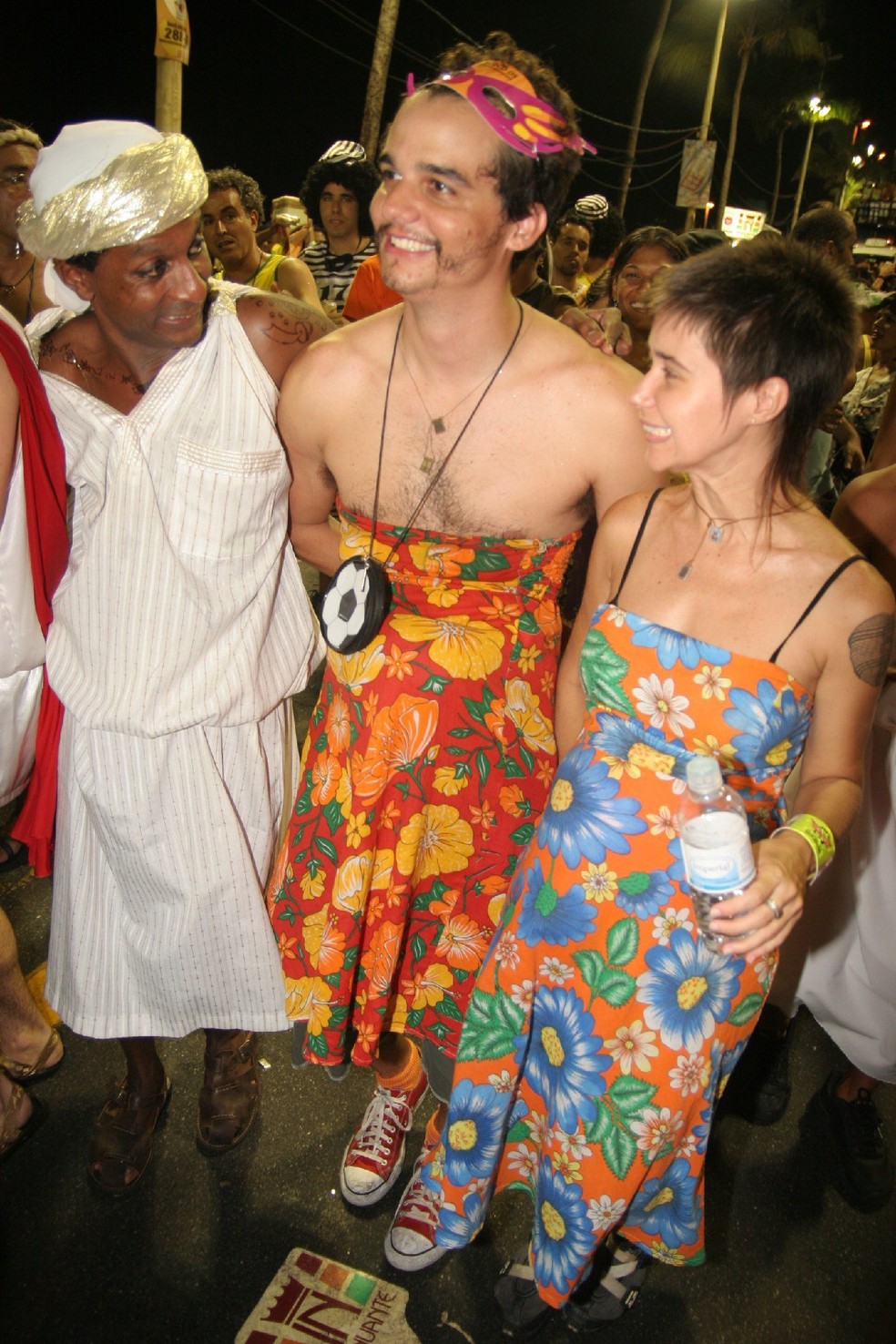 Wagner Moura com Sandra Delgado e Luiz Miranda no Bloco dos Mascarados em Salvador — Foto: Fred Pontes e Rafael Farias/ divulgação