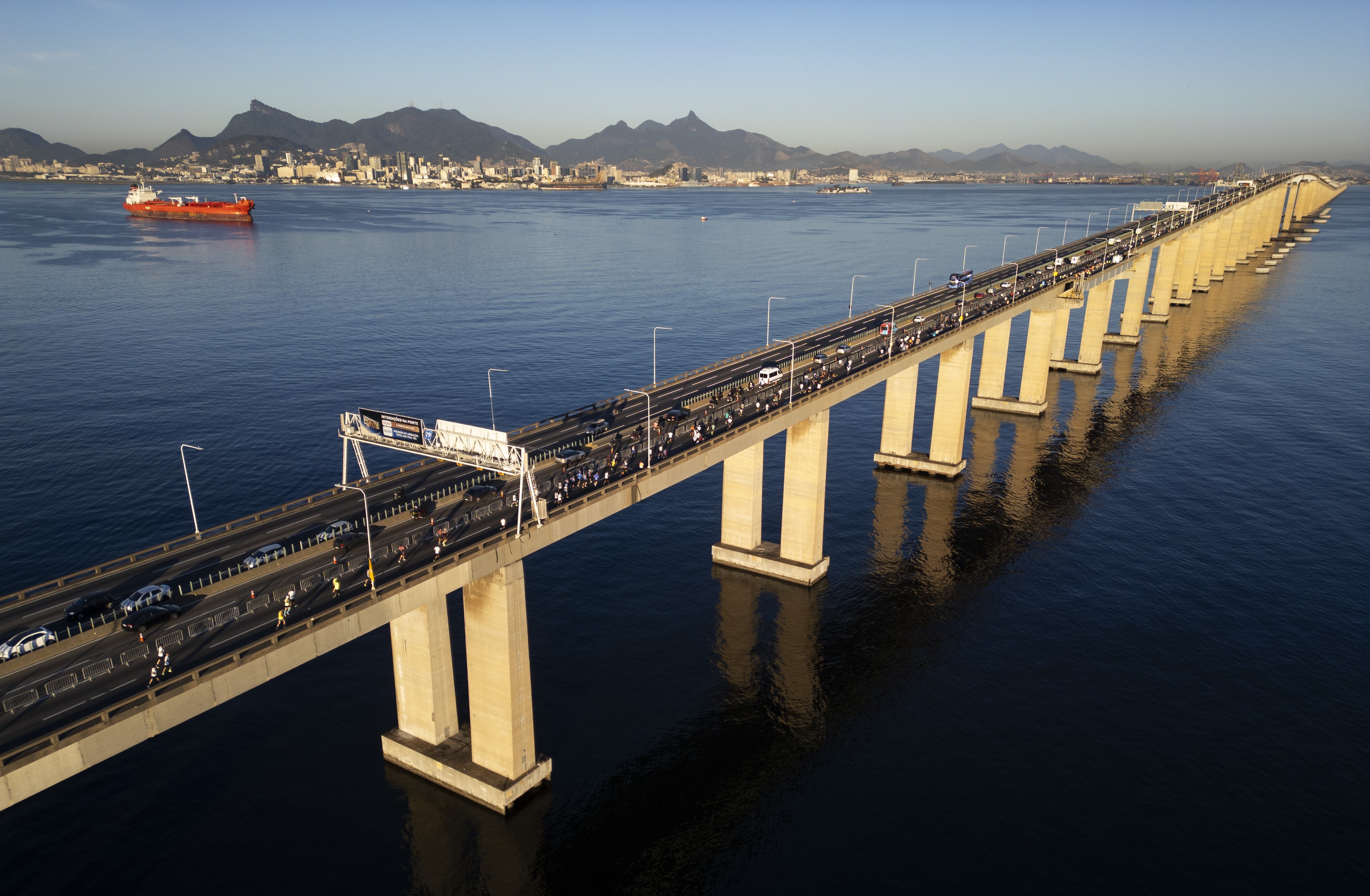 Passageiros são assaltados dentro de ônibus na Ponte Rio-Niterói
