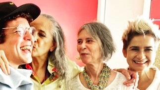 Lan Lanh posa com Maria Eugênia, viúva de Cássia Eller, Maria Bethânia e Chico Eller — Foto: Reprodução-Instagram