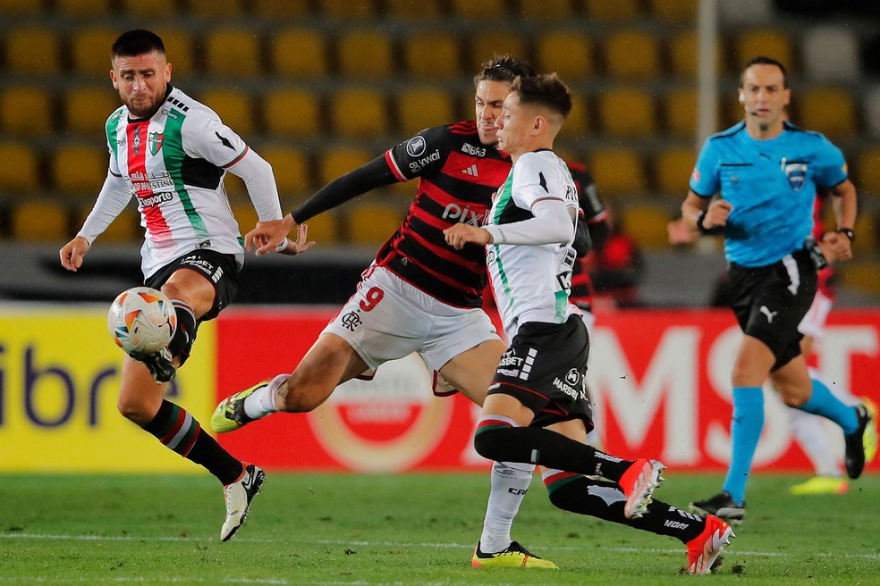 Pedro tenta passar pela marca&ccedil;&atilde;o do Palestino na derrota do Flamengo no Chile &mdash; Foto: Javier Torres/AFP