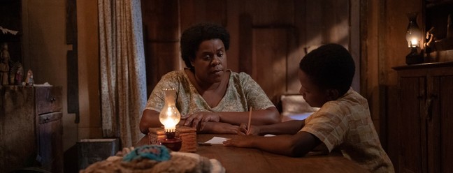 Cacau Protásio (Dona Malvina) e Thawan Lucas Bandeira (Antônio Carlos), em "Mussum, o filmis" — Foto: Desirée do Valle/Divulgação