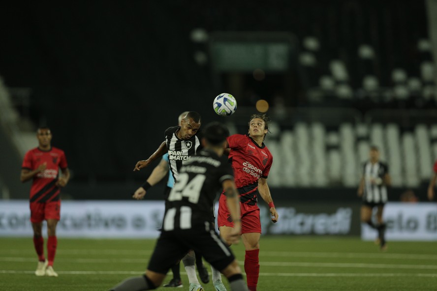 Athletico enfrenta o Botafogo