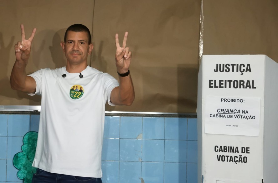 Douglas Ruas vota no Rio ao lado da esposa e do filho: 'Estamos confiantes'