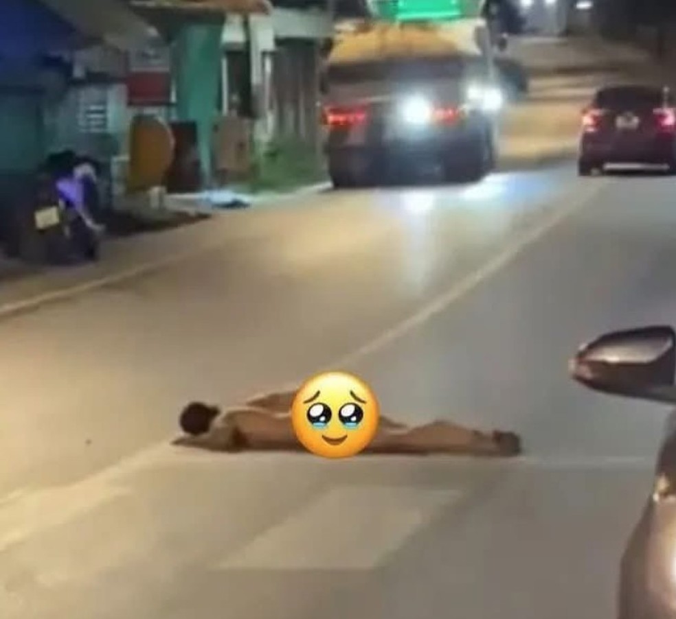 Turista deita nu no meio de uma rua em Koh Phangan: — Foto: Reprodução/X