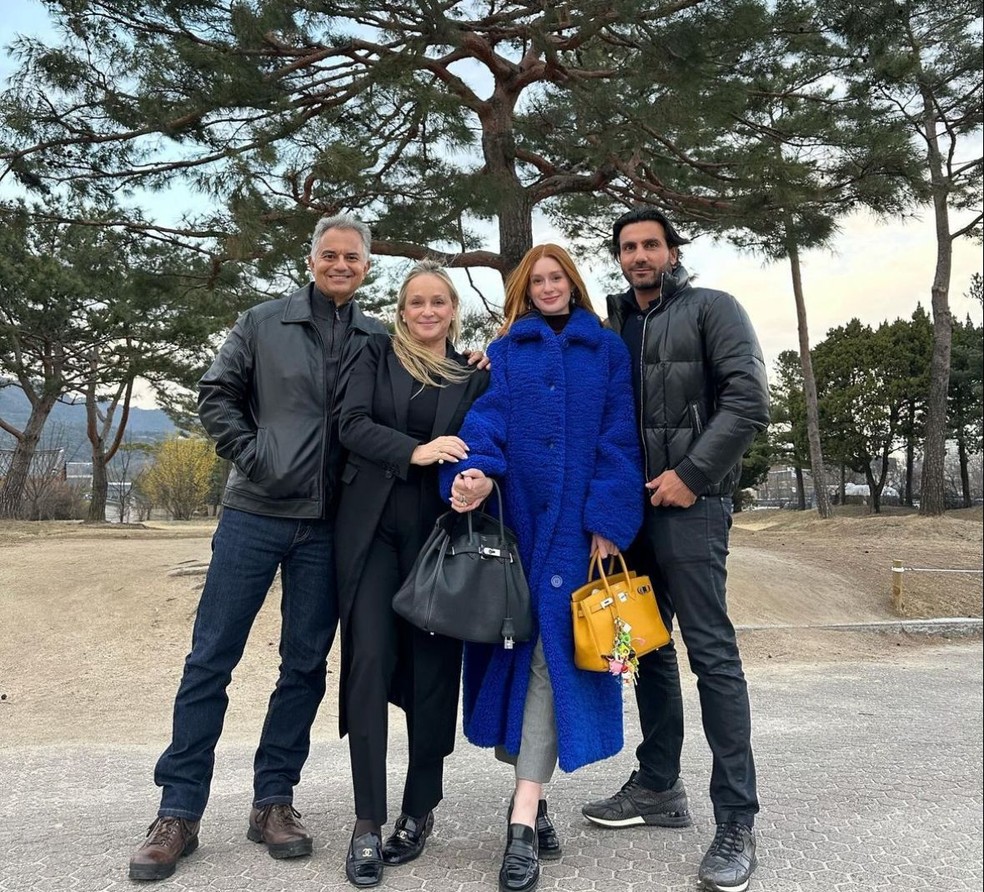 Marina Ruy Barbosa posa com os pais e noivo em viagem pela Coreia do Sul &mdash; Foto: Instagram