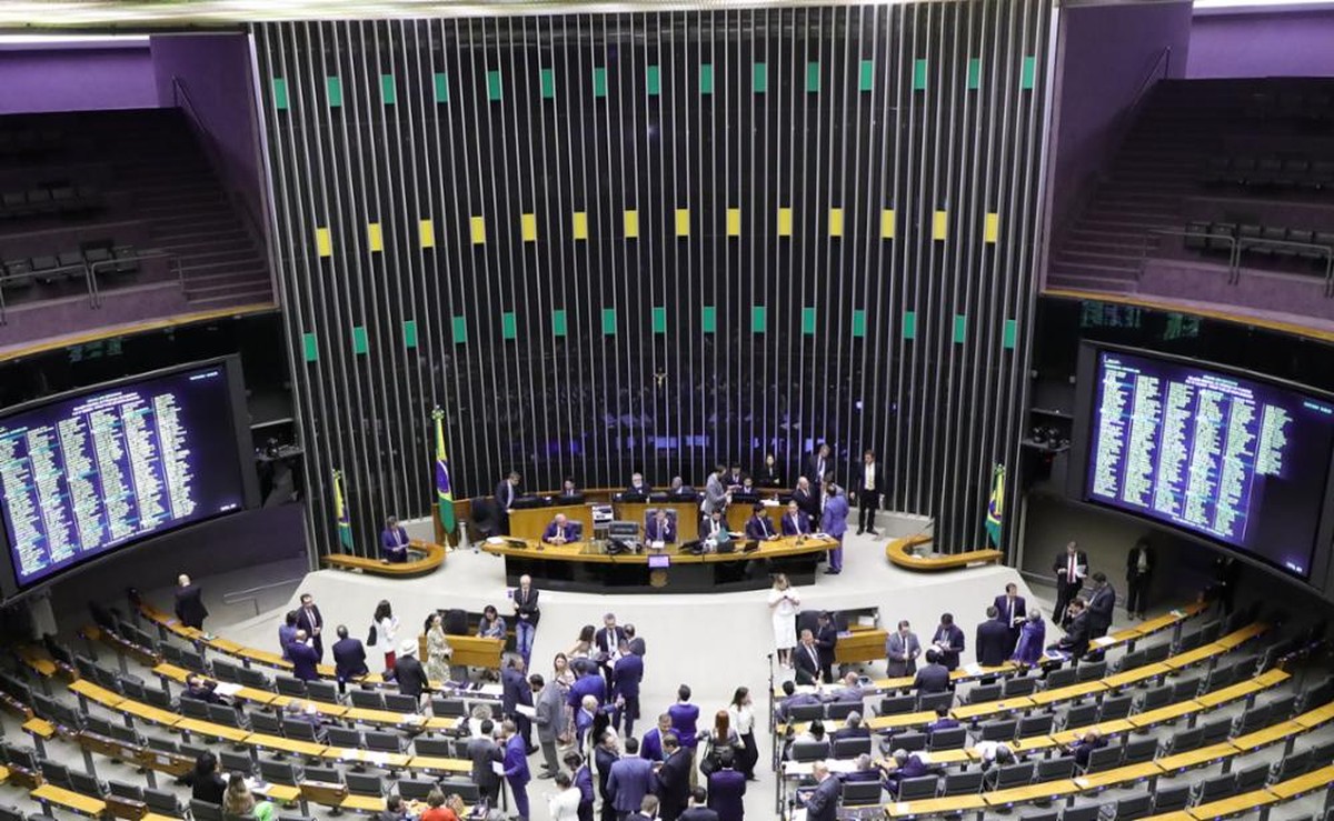 Câmara dá andamento a PEC que cria aposentadoria especial para profissionais da Saúde, enquanto cobra corte de gastos
