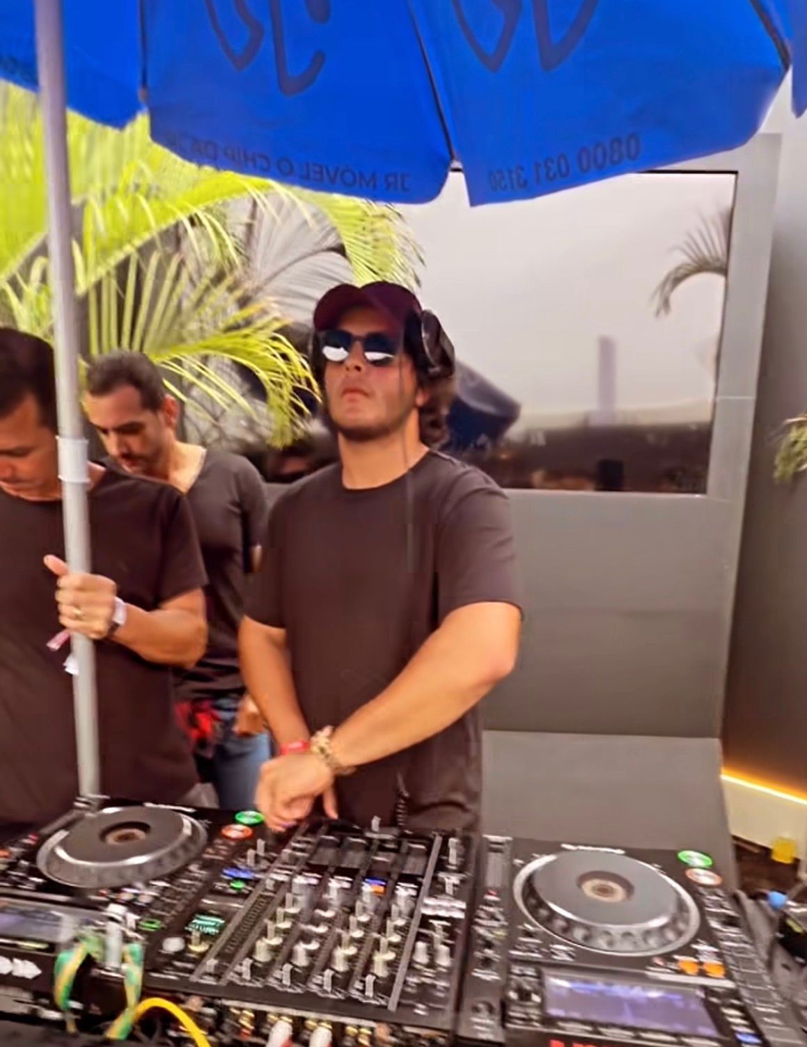 Marcelinho Sangalo brilha como DJ em festa de aniversário