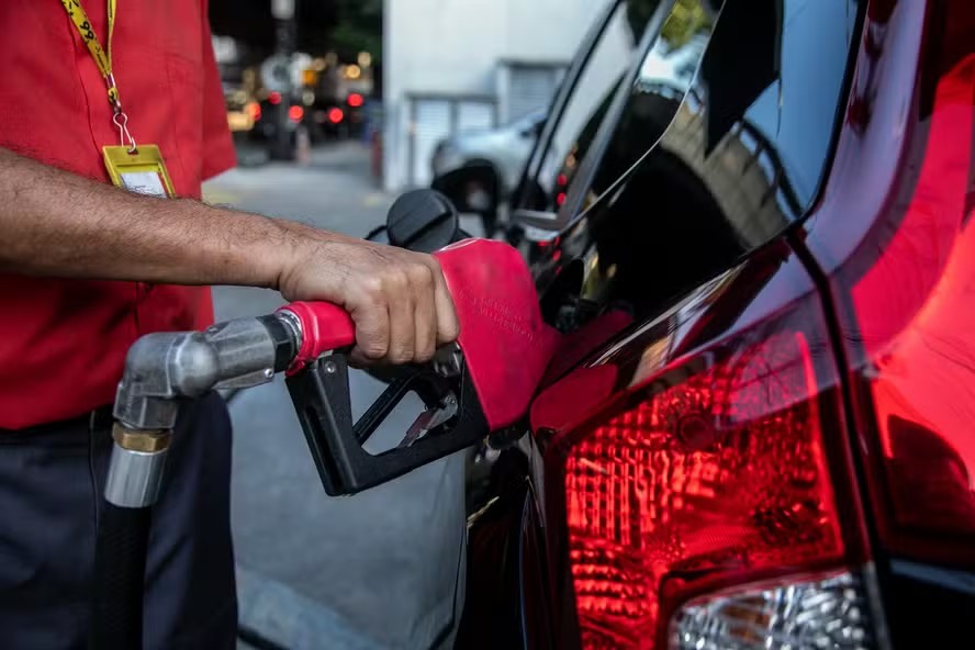 Governo Lula amplia subsídio para gasolina, zerando PIS/Cofins e Cide