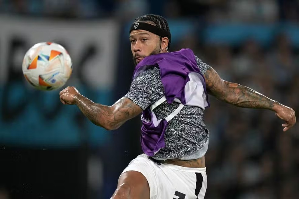 Depay cobra R$ 6,1 milhões do Corinthians e ameaça não se reapresentar — Foto: JUAN MABROMATA / AFP