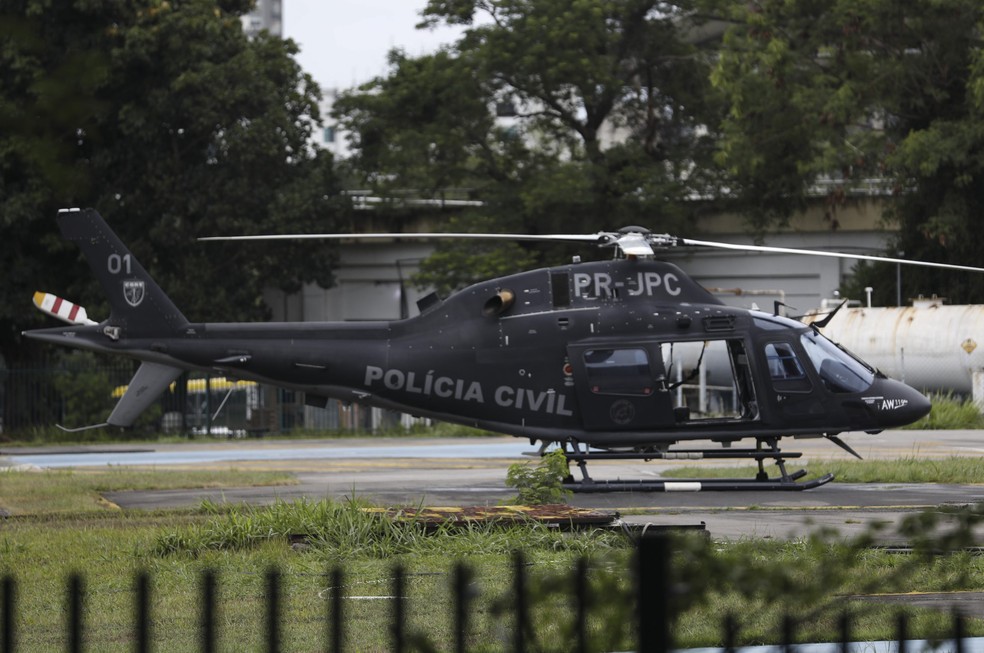 Helic&oacute;ptero da Pol&iacute;cia Civil em que copiloto Felipe Marques Monteiro foi baleado durante opera&ccedil;&atilde;o na Vila Alian&ccedil;a, em Bangu &mdash; Foto: Guito Moreto / Ag&ecirc;ncia O Globo