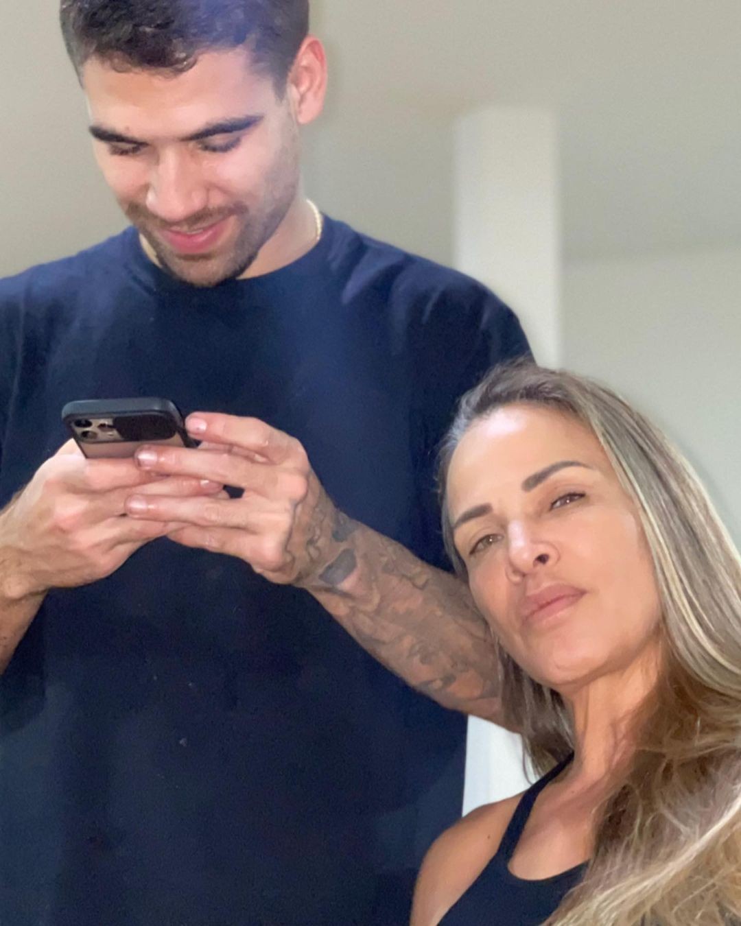 Ana Claudia Soares ao lado do filho — Foto: Arquivo/Globo e Instagram