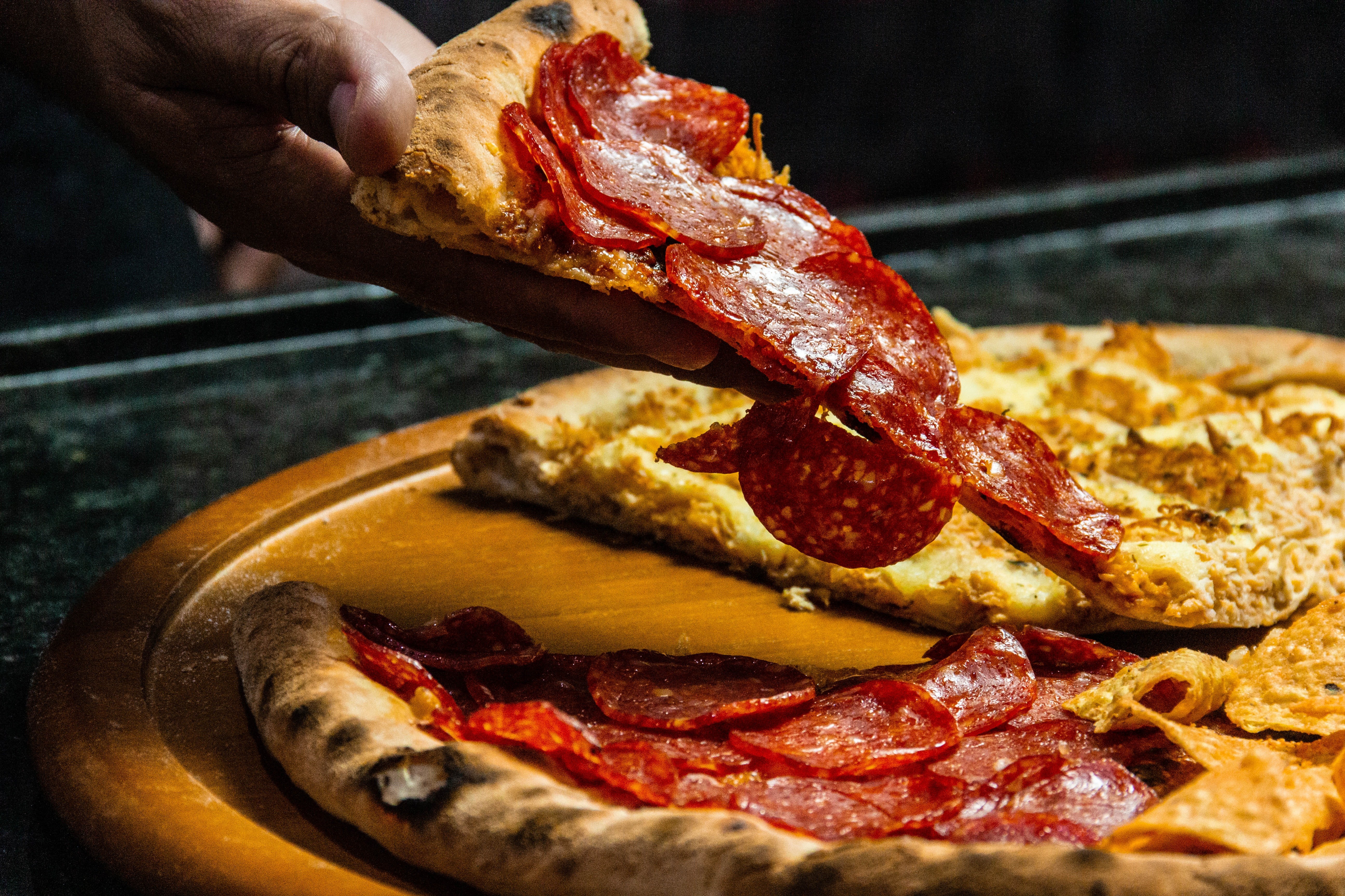 Vai aproveitar o Dia da Pizza? Veja quais são os seus direitos ao consumir em pizzarias e no delivery