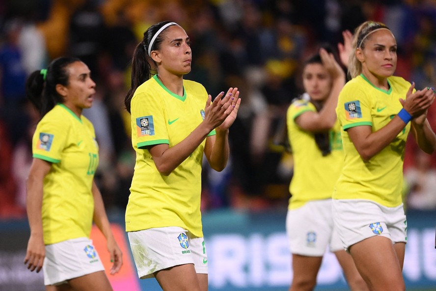 Entre otimismo e apreensão, começa Copa do Mundo no Brasil