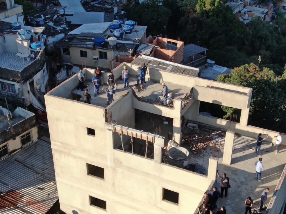 Mansão do tráfico é demolida na Rocinha nesta quarta-feira, em operação conjunta do Grupo de Atuação Especializada de Combate ao Crime Organizado para o Enfrentamento à Ocupação Irregular do Solo Urbano (Gaeco/FT-OIS) e da Secretaria de Ordem Pública — Foto: MPRJ / Divulgação