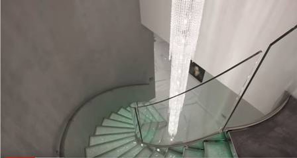 Escadas da casa de Antony — Foto: Reprodução