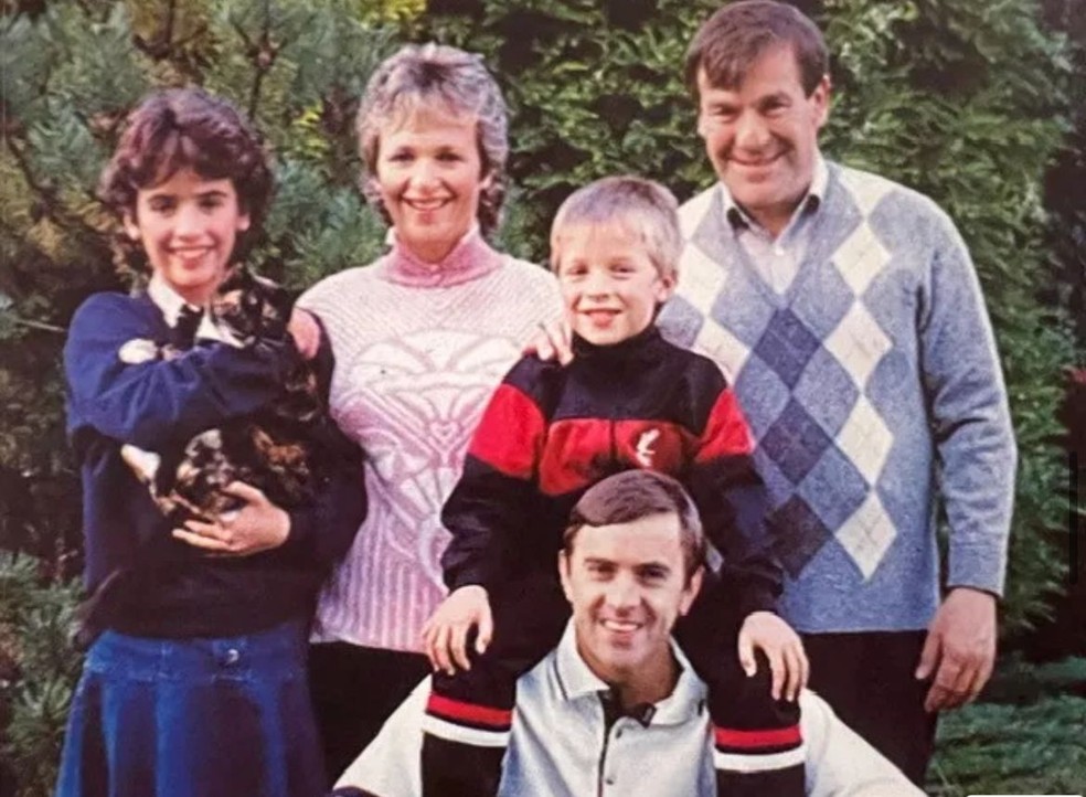 Da esquerda para a direita: Kate, Diane, Lloyd e Ronnie. Rob está abaixado — Foto: Reprodução