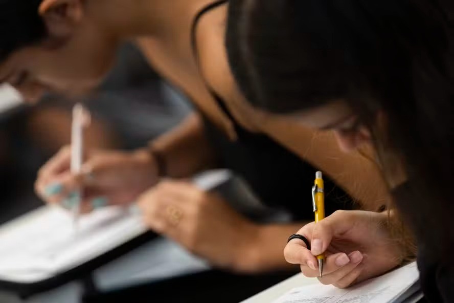Alunos estudando para o Enem na unidade Botafogo do curso AZ, na Zona Sul do Rio